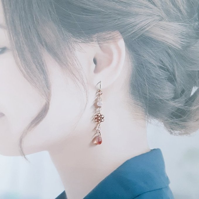 お花の透かしとガラスビーズの優しい淡い夕焼けカラーのピアス