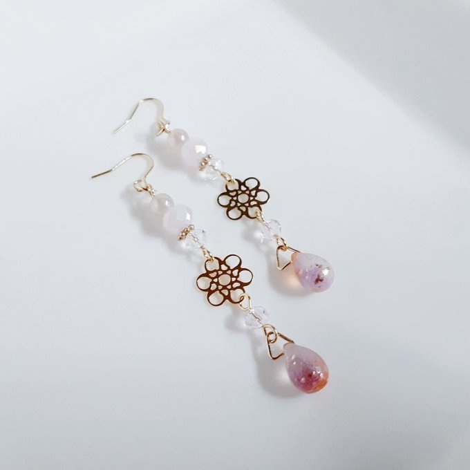 お花の透かしとガラスビーズの優しい淡い夕焼けカラーのピアス