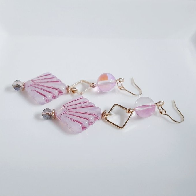 貝殻風チェコビーズとルナフラッシュとスクエアフープのピアス/イヤリング(ピンク)