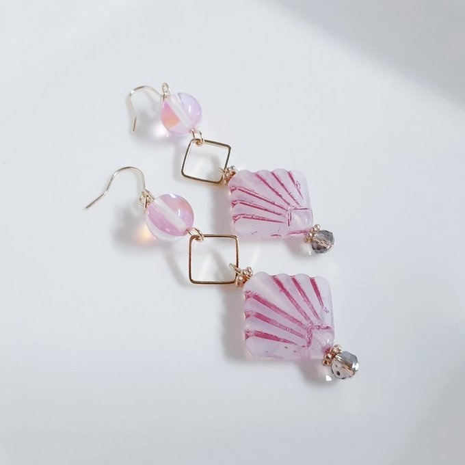 貝殻風チェコビーズとルナフラッシュとスクエアフープのピアス/イヤリング(ピンク)
