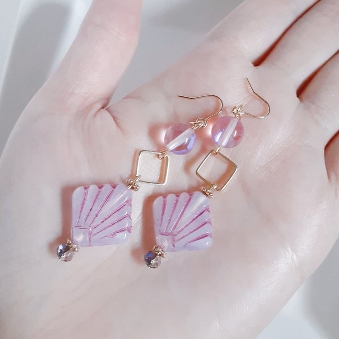 貝殻風チェコビーズとルナフラッシュとスクエアフープのピアス/イヤリング(ピンク)
