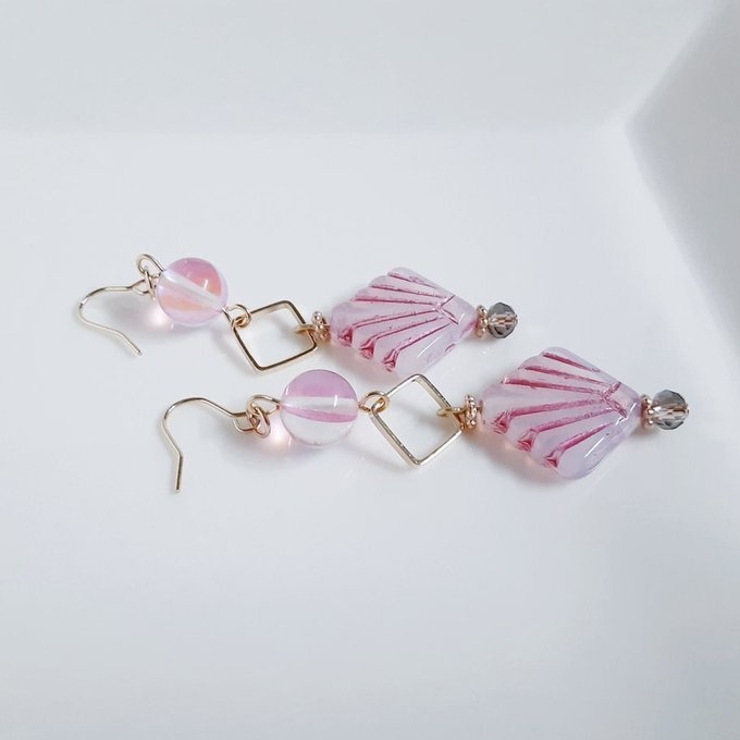 貝殻風チェコビーズとルナフラッシュとスクエアフープのピアス/イヤリング(ピンク)