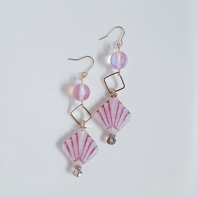 貝殻風チェコビーズとルナフラッシュとスクエアフープのピアス/イヤリング(ピンク)