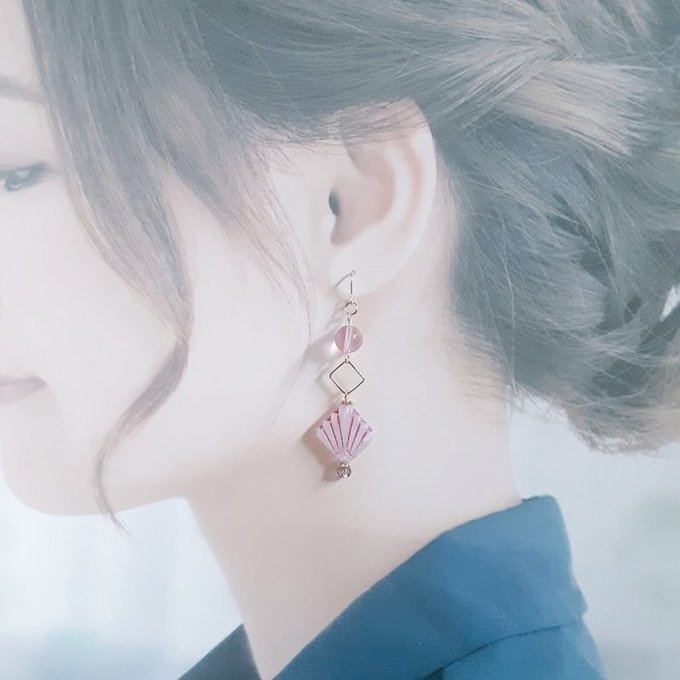 貝殻風チェコビーズとルナフラッシュとスクエアフープのピアス/イヤリング(ピンク)