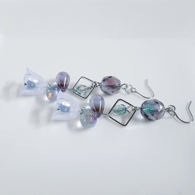 すずらんビーズが可愛い☆スクエアフープとチェコビーズのお洒落ピアス/イヤリング(バイオレット)