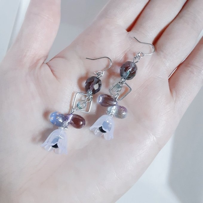 すずらんビーズが可愛い☆スクエアフープとチェコビーズのお洒落ピアス/イヤリング(バイオレット)