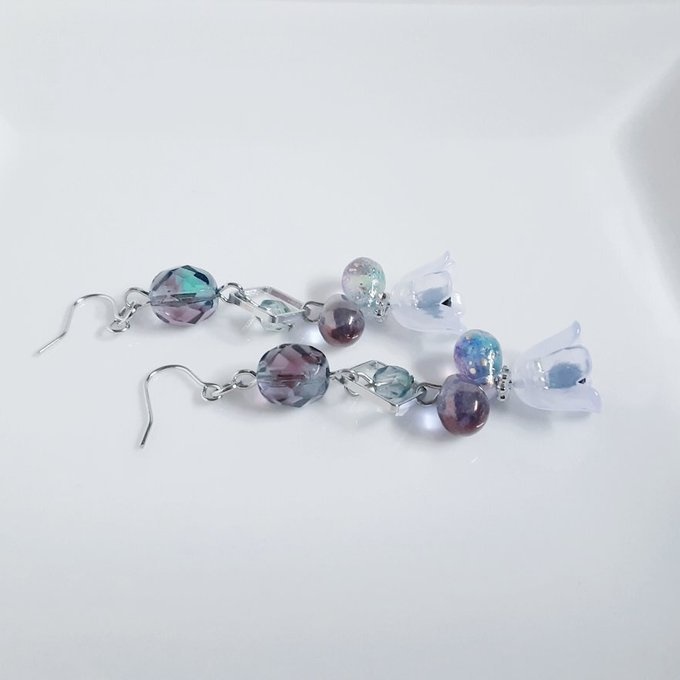 すずらんビーズが可愛い☆スクエアフープとチェコビーズのお洒落ピアス/イヤリング(バイオレット)