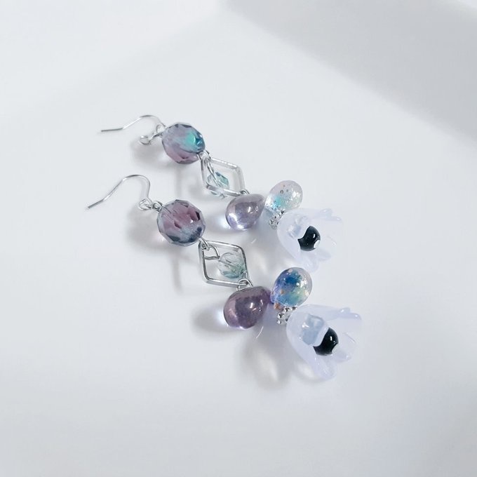 すずらんビーズが可愛い☆スクエアフープとチェコビーズのお洒落ピアス/イヤリング(バイオレット)