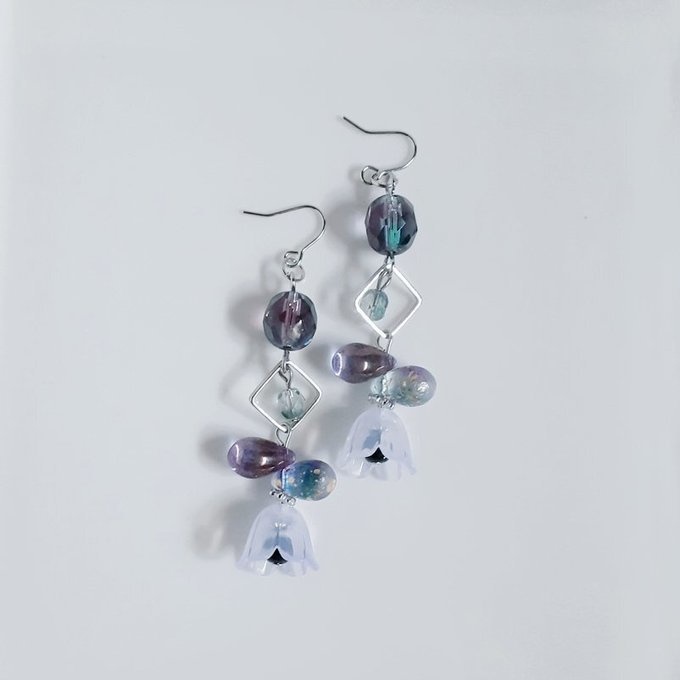 すずらんビーズが可愛い☆スクエアフープとチェコビーズのお洒落ピアス/イヤリング(バイオレット)