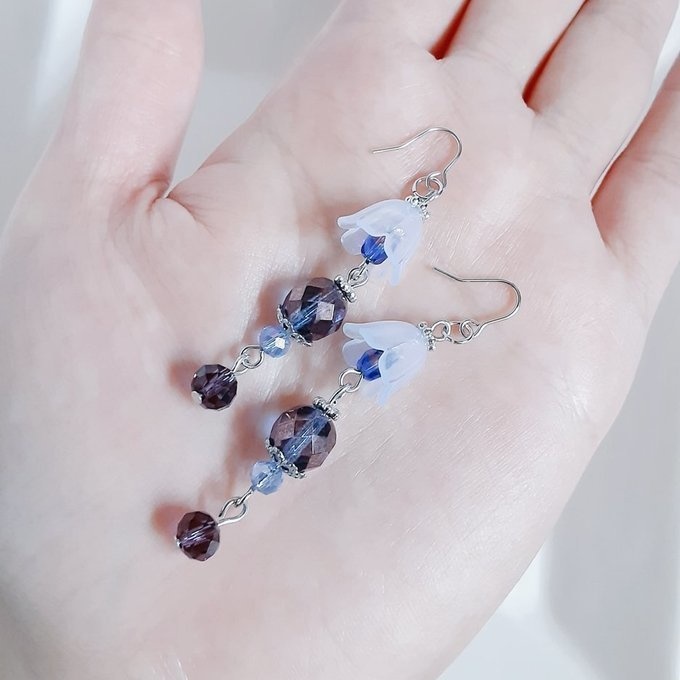すずらんビーズとファイアポリッシュチェコビーズの大人アメジストパープル色のピアス/イヤリング