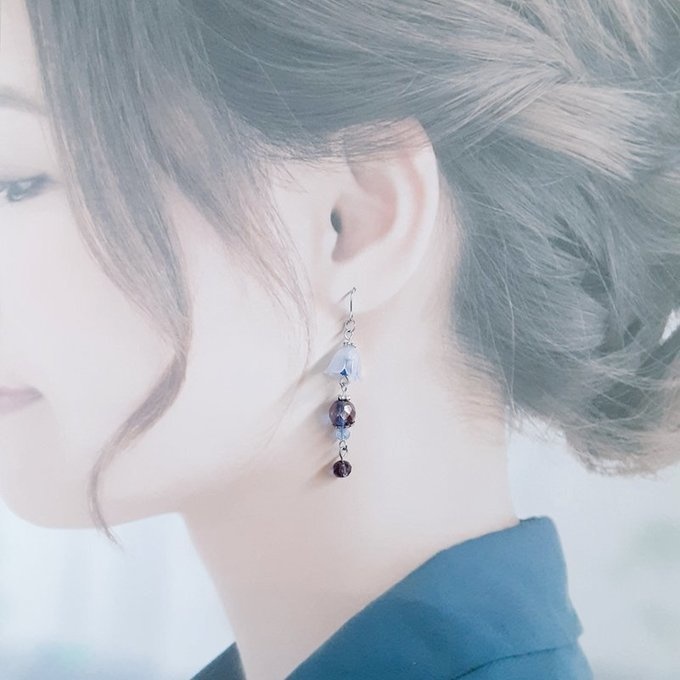 すずらんビーズとファイアポリッシュチェコビーズの大人アメジストパープル色のピアス/イヤリング