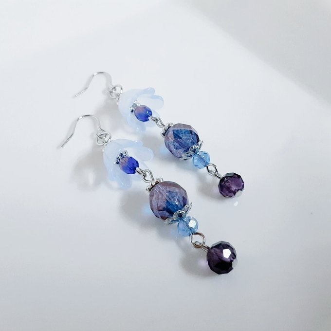 すずらんビーズとファイアポリッシュチェコビーズの大人アメジストパープル色のピアス/イヤリング