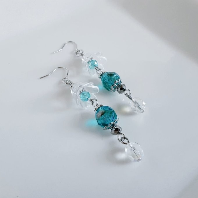 すずらんビーズとファイアポリッシュチェコビーズのクリアアクアブルー色のピアス/イヤリング