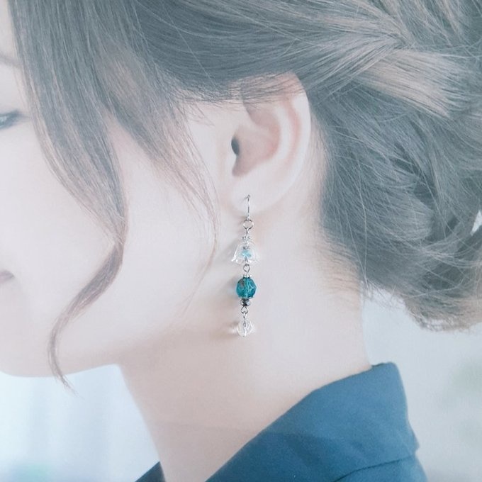 すずらんビーズとファイアポリッシュチェコビーズのクリアアクアブルー色のピアス/イヤリング
