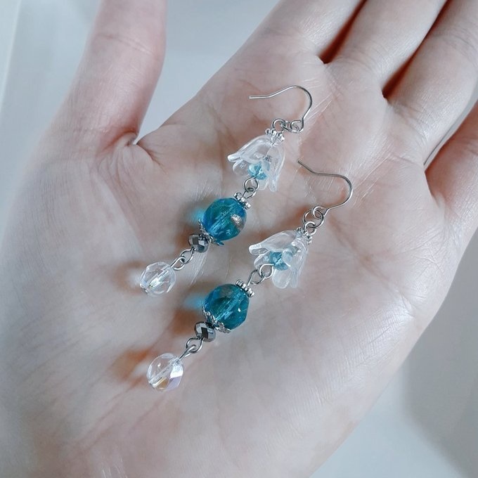 すずらんビーズとファイアポリッシュチェコビーズのクリアアクアブルー色のピアス/イヤリング