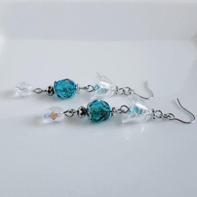 すずらんビーズとファイアポリッシュチェコビーズのクリアアクアブルー色のピアス/イヤリング