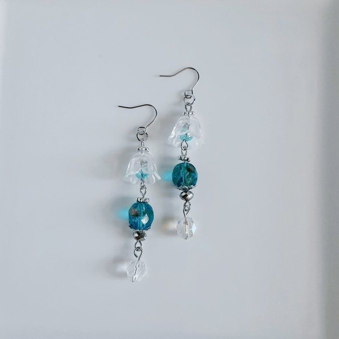 すずらんビーズとファイアポリッシュチェコビーズのクリアアクアブルー色のピアス/イヤリング