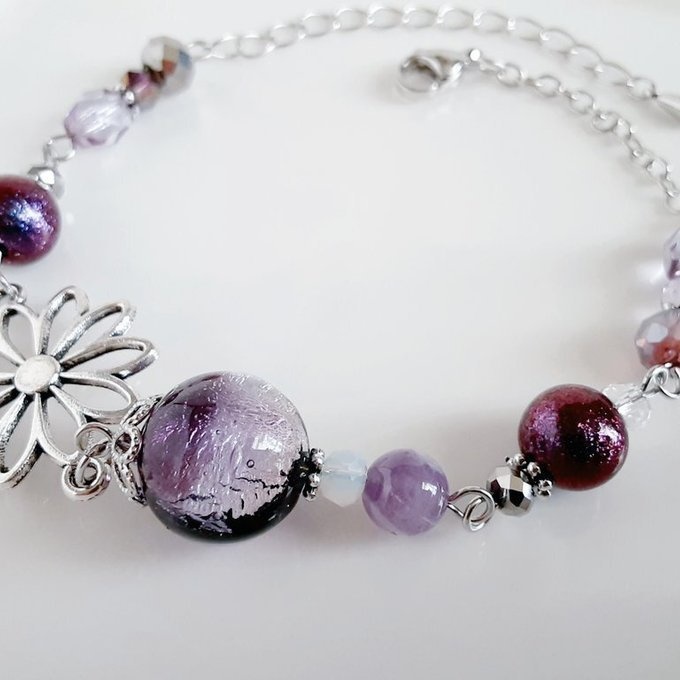 再販☆幻想的な夜を感じる☆ホタルガラスと大ぶりのお花の透かしパーツのパープルカラーのブレスレット