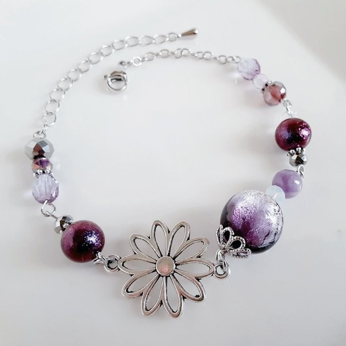 再販☆幻想的な夜を感じる☆ホタルガラスと大ぶりのお花の透かしパーツのパープルカラーのブレスレット