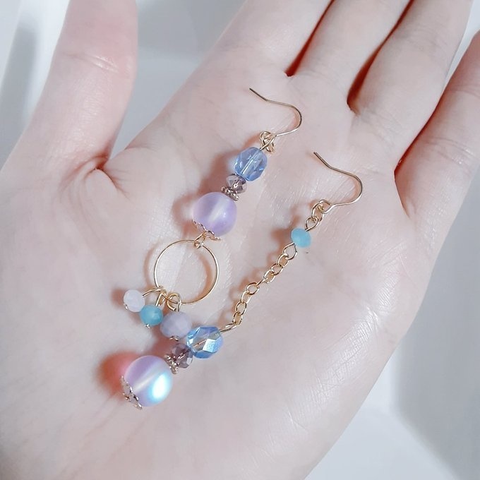 ラウンドフープ付き☆ルナフラッシュとガラスビーズの紫陽花パープルブルーのアシンメトリーピアス/イヤリング