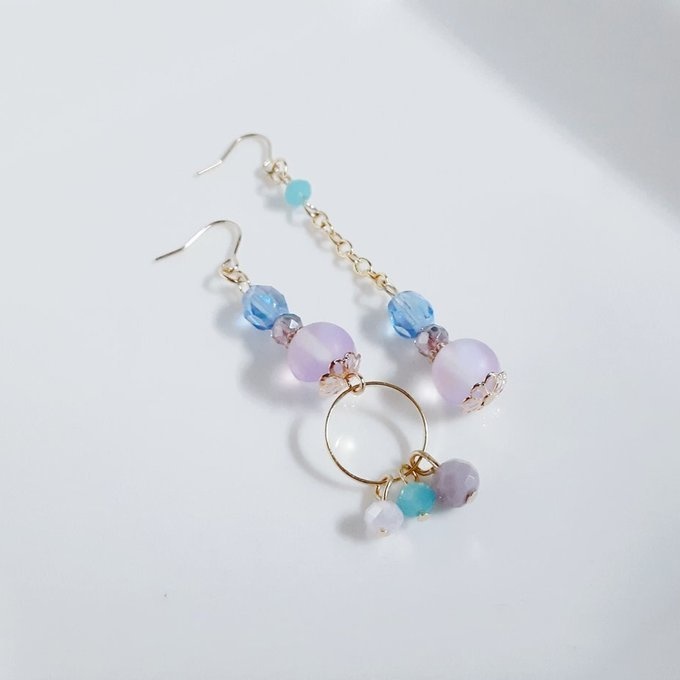 ラウンドフープ付き☆ルナフラッシュとガラスビーズの紫陽花パープルブルーのアシンメトリーピアス/イヤリング