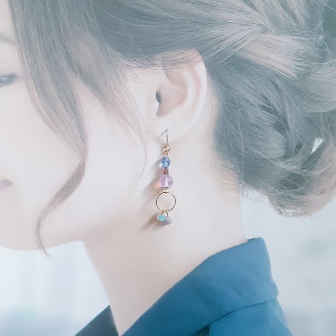 ラウンドフープ付き☆ルナフラッシュとガラスビーズの紫陽花パープルブルーのアシンメトリーピアス/イヤリング