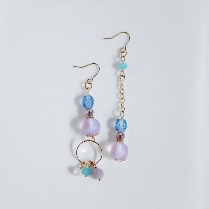 ラウンドフープ付き☆ルナフラッシュとガラスビーズの紫陽花パープルブルーのアシンメトリーピアス/イヤリング