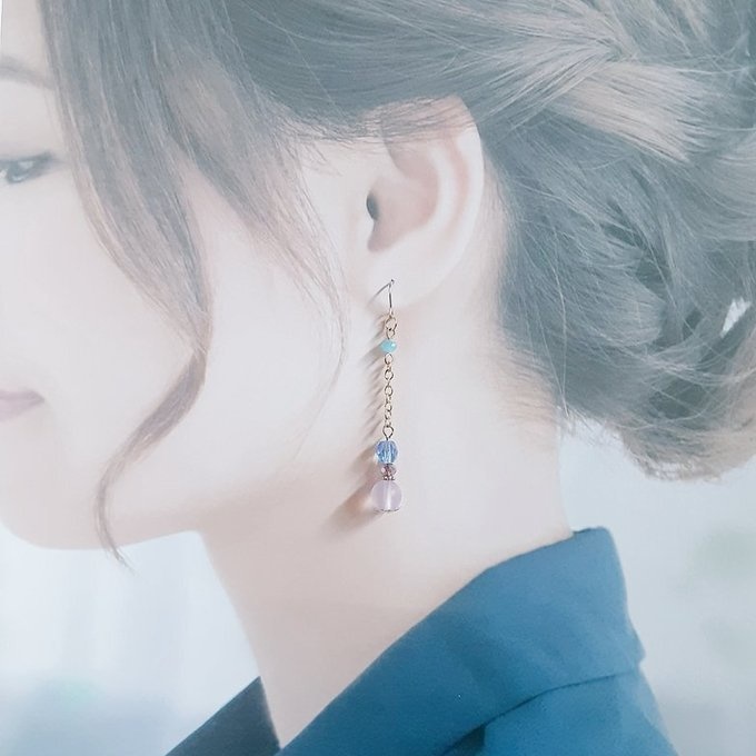 ラウンドフープ付き☆ルナフラッシュとガラスビーズの紫陽花パープルブルーのアシンメトリーピアス/イヤリング