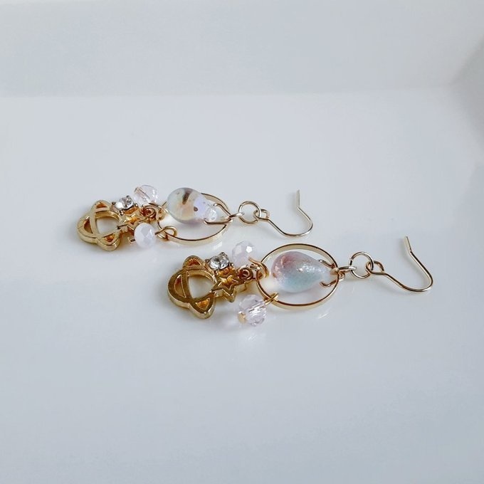 土星チャームとサークルフープの幻想ピンクカラーのピアス/イヤリング