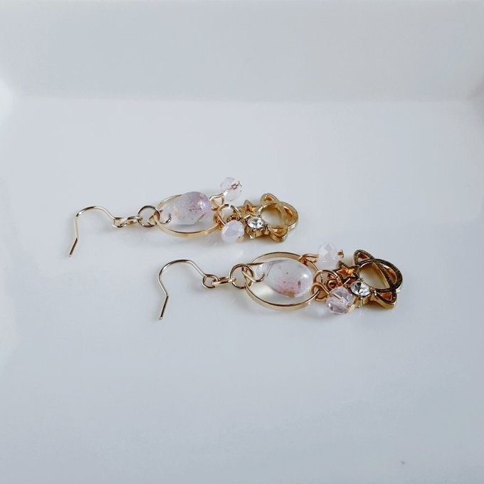 土星チャームとサークルフープの幻想ピンクカラーのピアス/イヤリング