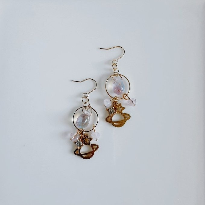 土星チャームとサークルフープの幻想ピンクカラーのピアス/イヤリング