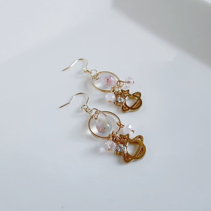 土星チャームとサークルフープの幻想ピンクカラーのピアス/イヤリング