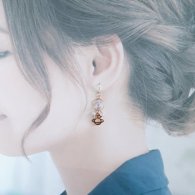 土星チャームとサークルフープの幻想ピンクカラーのピアス/イヤリング