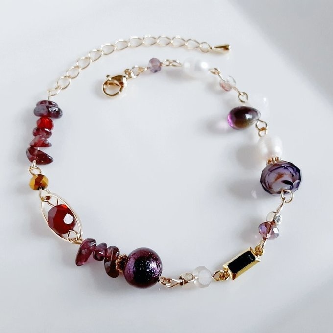 スクエアのフレームストーンとガーネットと淡水パールとしずくととんぼ玉ビーズのグラデーション風ブレスレット