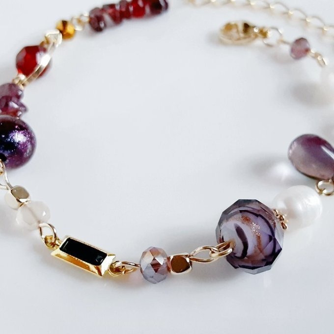 スクエアのフレームストーンとガーネットと淡水パールとしずくととんぼ玉ビーズのグラデーション風ブレスレット