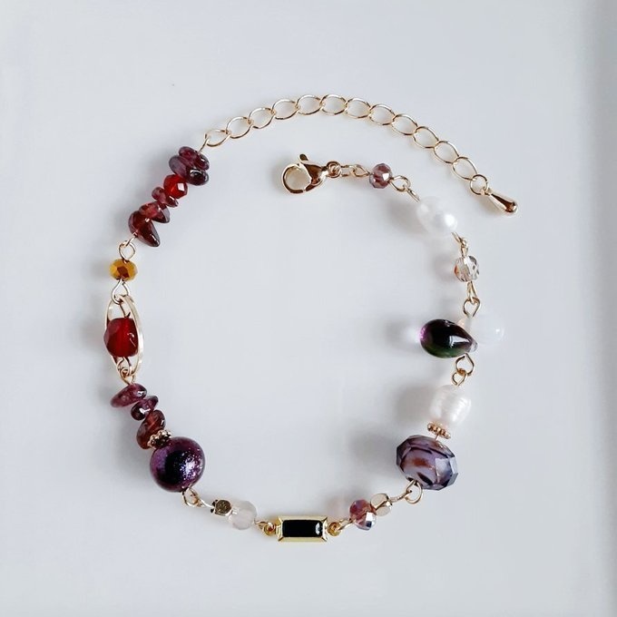 スクエアのフレームストーンとガーネットと淡水パールとしずくととんぼ玉ビーズのグラデーション風ブレスレット