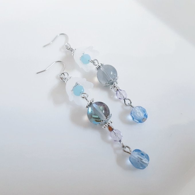 すずらんビーズとルナフラッシュとチェコビーズが可愛いブルー色のピアス/イヤリング