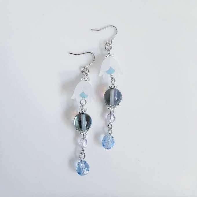 すずらんビーズとルナフラッシュとチェコビーズが可愛いブルー色のピアス/イヤリング