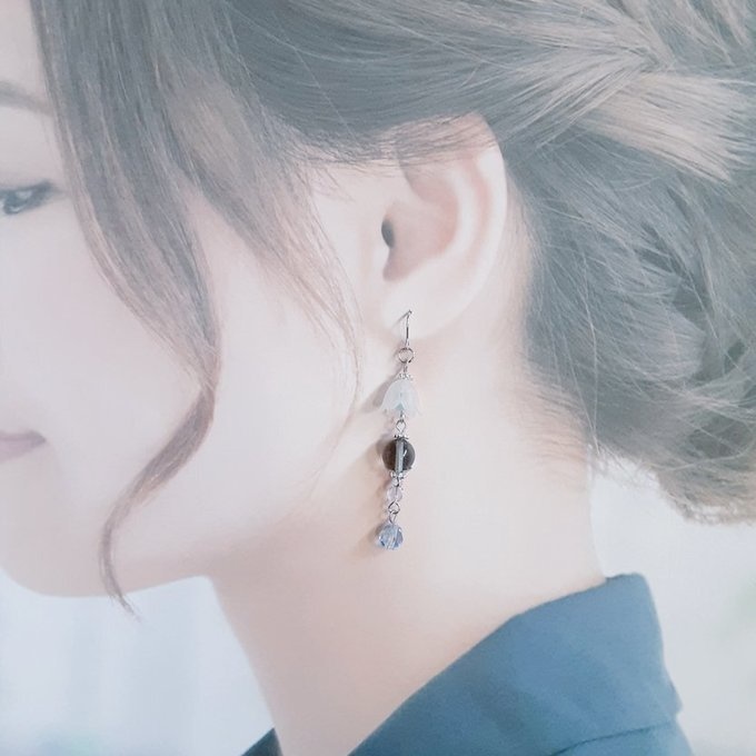 すずらんビーズとルナフラッシュとチェコビーズが可愛いブルー色のピアス/イヤリング