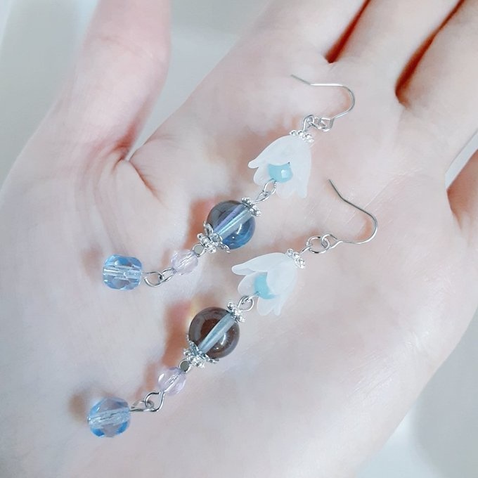 すずらんビーズとルナフラッシュとチェコビーズが可愛いブルー色のピアス/イヤリング