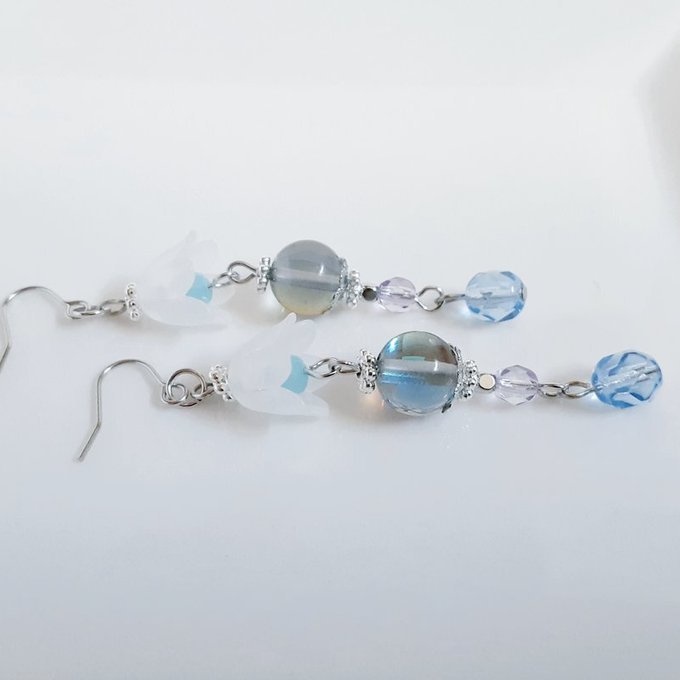 すずらんビーズとルナフラッシュとチェコビーズが可愛いブルー色のピアス/イヤリング