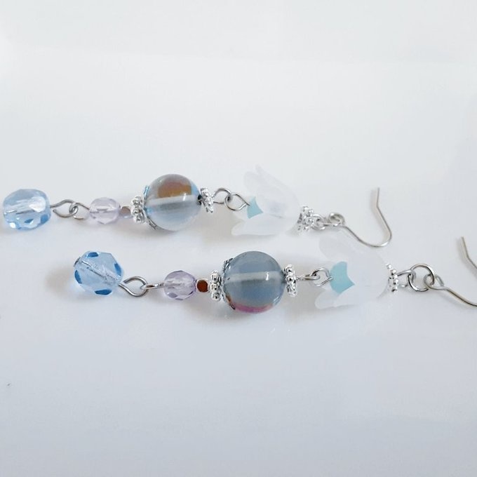 すずらんビーズとルナフラッシュとチェコビーズが可愛いブルー色のピアス/イヤリング