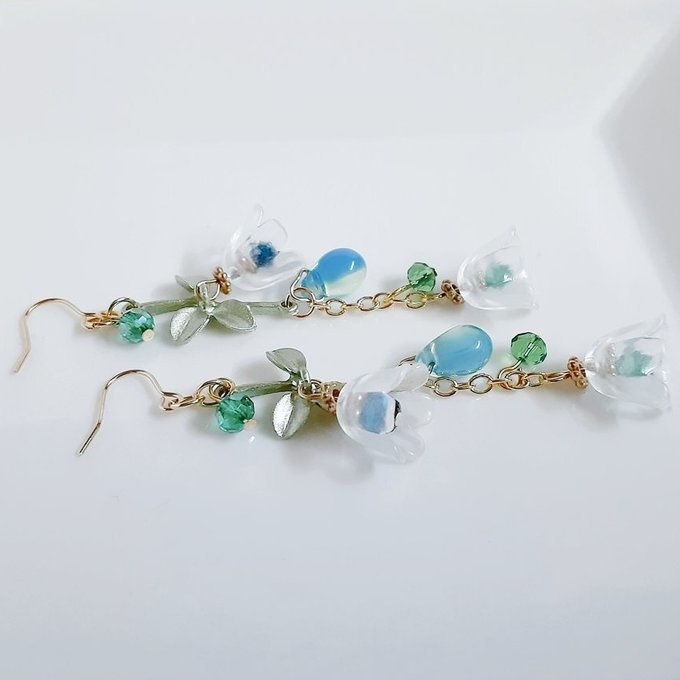 1ペアのみ☆すずらんビーズとしずくビーズが揺れるお洒落ロングピアス/イヤリング(グリーンブルー)