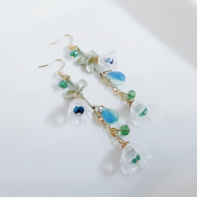 1ペアのみ☆すずらんビーズとしずくビーズが揺れるお洒落ロングピアス/イヤリング(グリーンブルー)