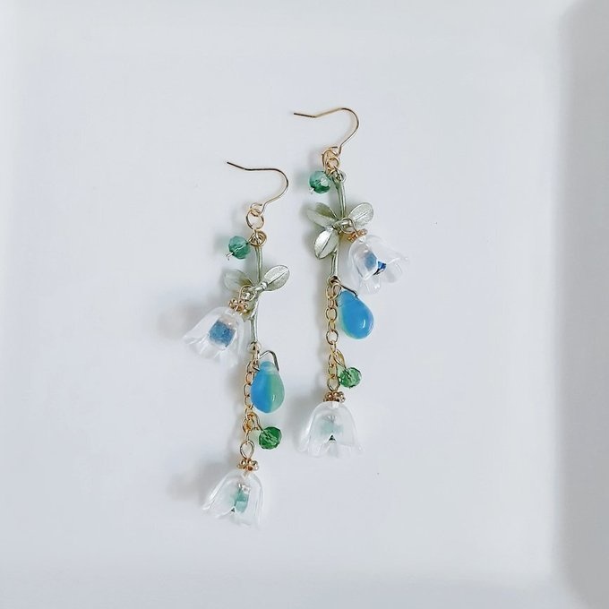 1ペアのみ☆すずらんビーズとしずくビーズが揺れるお洒落ロングピアス/イヤリング(グリーンブルー)
