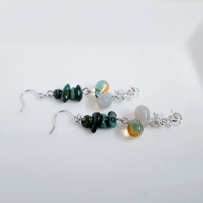 小さいうさぎちゃんが可愛く揺れる☆クリソコラとぷっくりしずくビーズのピアス/イヤリング