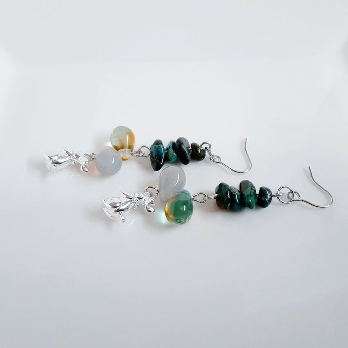 小さいうさぎちゃんが可愛く揺れる☆クリソコラとぷっくりしずくビーズのピアス/イヤリング