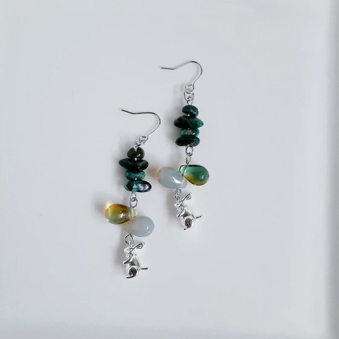 小さいうさぎちゃんが可愛く揺れる☆クリソコラとぷっくりしずくビーズのピアス/イヤリング