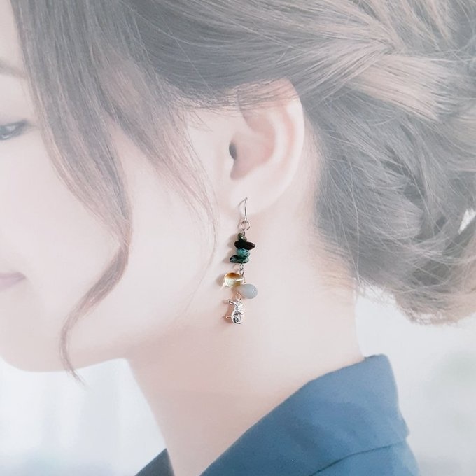 小さいうさぎちゃんが可愛く揺れる☆クリソコラとぷっくりしずくビーズのピアス/イヤリング