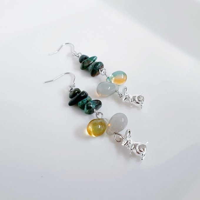 小さいうさぎちゃんが可愛く揺れる☆クリソコラとぷっくりしずくビーズのピアス/イヤリング